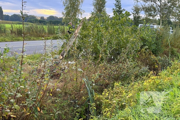 Automobilist ramt boom en belandt op zij in bietenveld