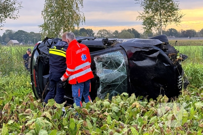 Automobilist ramt boom en belandt op zij in bietenveld