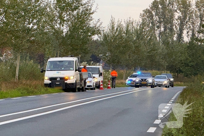 Automobilist ramt boom en belandt op zij in bietenveld