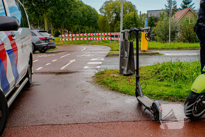 Kind op elektrische step geschept door auto