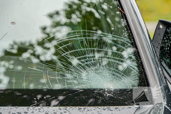 Kind op elektrische step geschept door auto