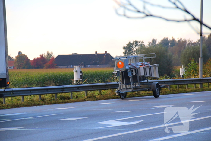 Bestelbus botst achterop vrachtwagen