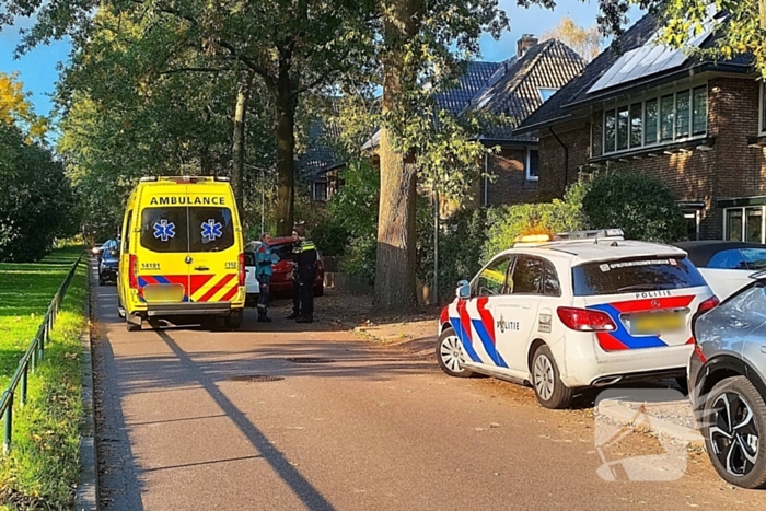 Auto botst tegen geparkeerde auto op