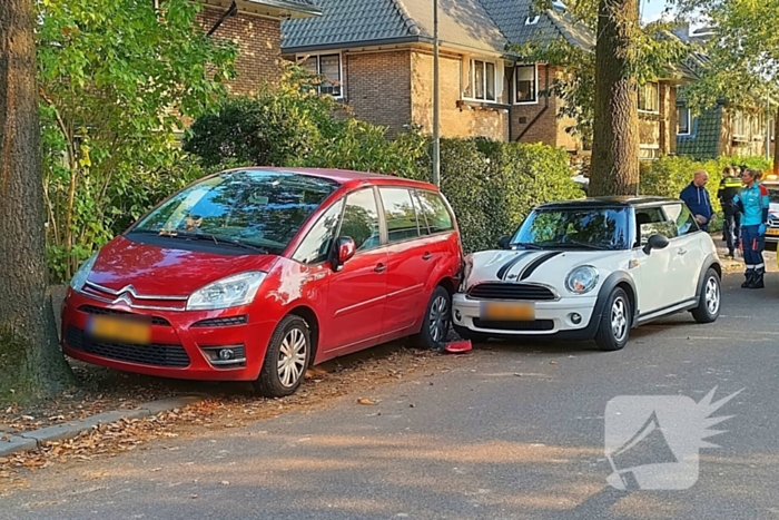 Auto botst tegen geparkeerde auto op