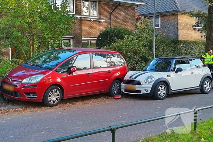 Auto botst tegen geparkeerde auto op