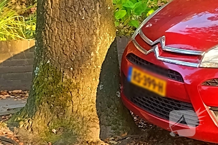 Auto botst tegen geparkeerde auto op