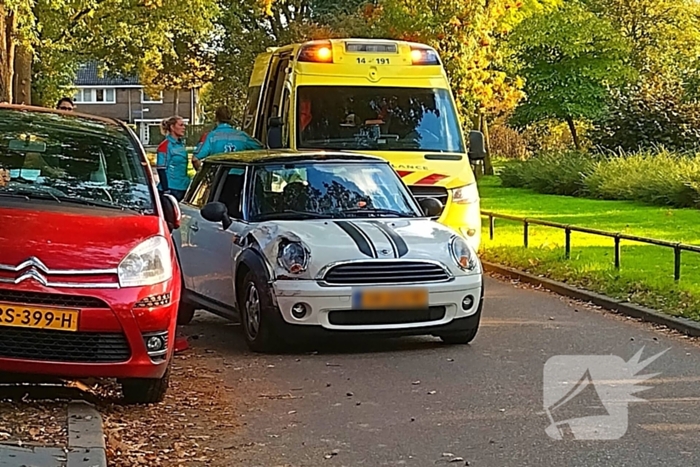 Auto botst tegen geparkeerde auto op