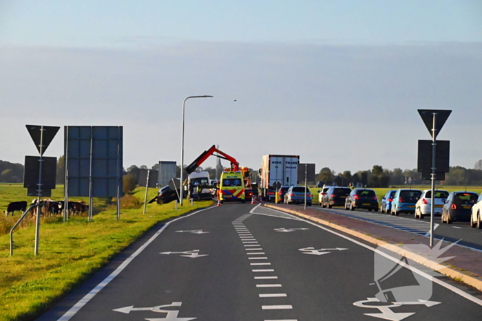 Automobilist raakt van de weg belandt in sloot