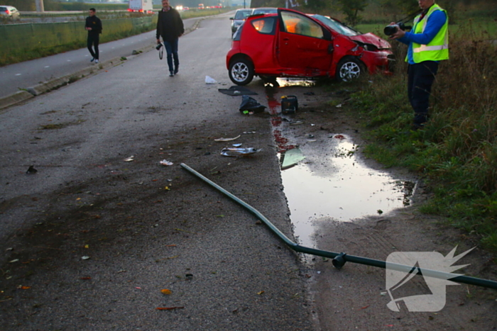 Gewonde en ravage na botsing op snelweg, auto komt op fietspad tot stilstand