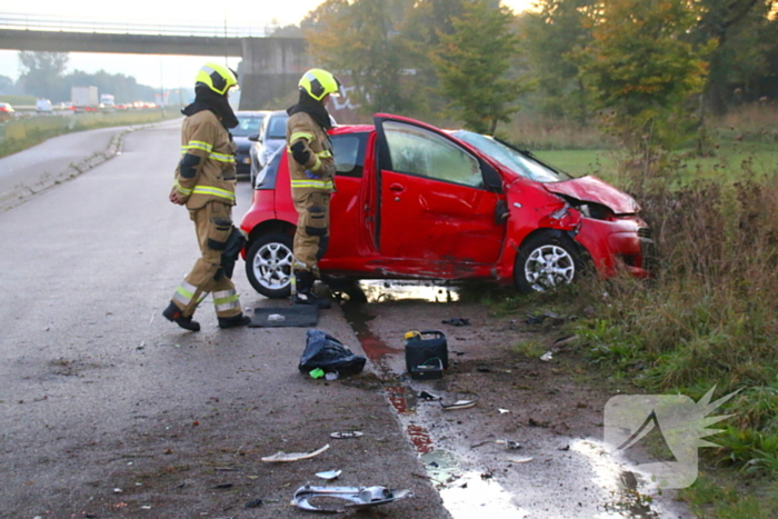 Gewonde en ravage na botsing op snelweg, auto komt op fietspad tot stilstand