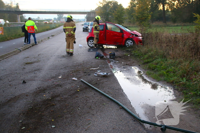 Gewonde en ravage na botsing op snelweg, auto komt op fietspad tot stilstand