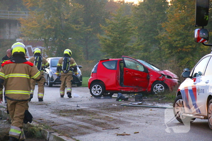 Gewonde en ravage na botsing op snelweg, auto komt op fietspad tot stilstand