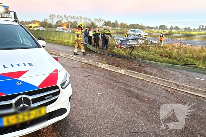 Gewonde en ravage na botsing op snelweg, auto komt op fietspad tot stilstand