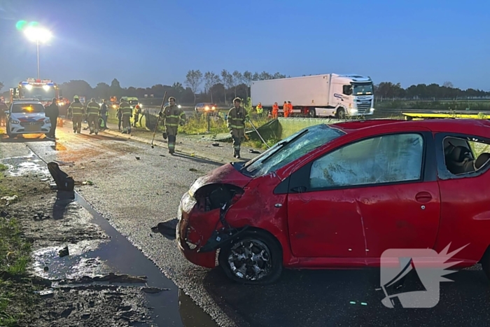 Gewonde en ravage na botsing op snelweg, auto komt op fietspad tot stilstand