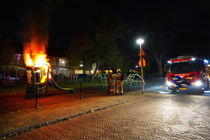 Brandstichting in speeltuin, glijbaan gaat in vlammen op