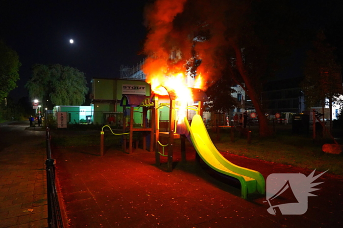 Brandstichting in speeltuin, glijbaan gaat in vlammen op