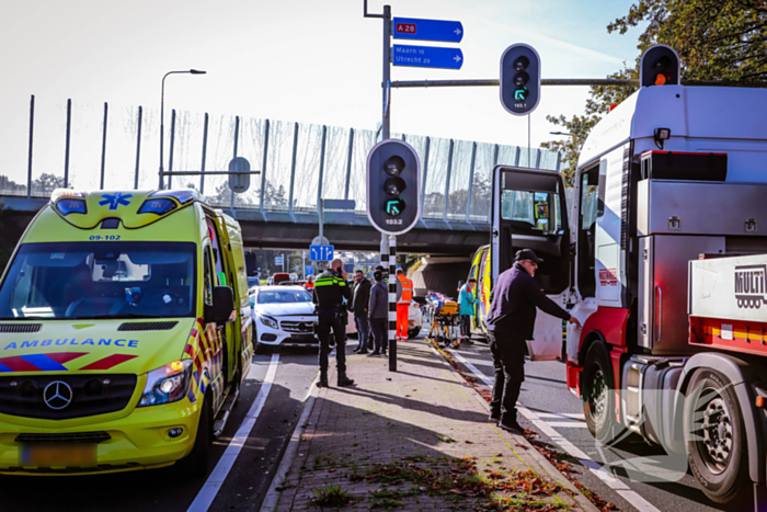 Twee auto's botsen op kruispunt