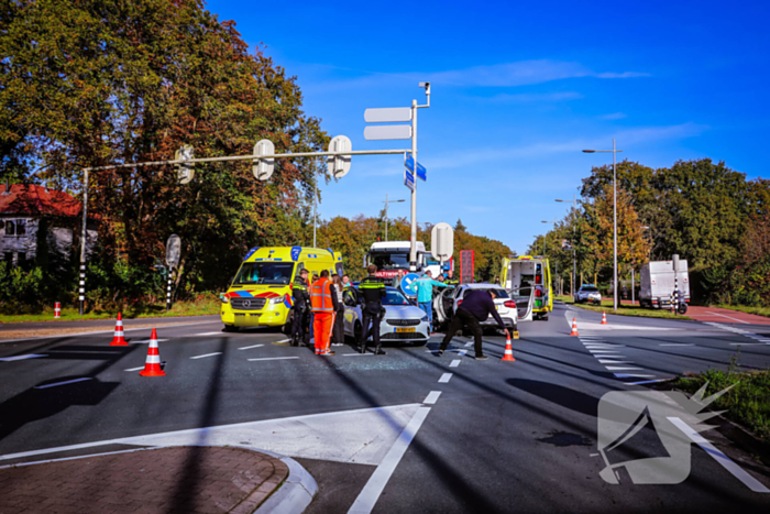 Twee auto's botsen op kruispunt