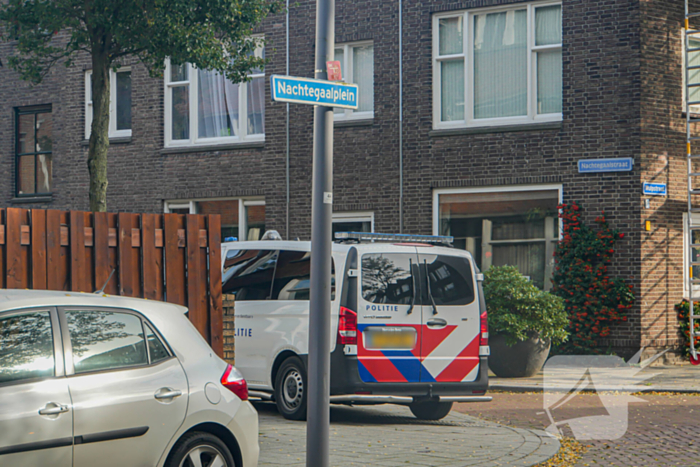 Politie met kogelwerende vesten in middelbare school