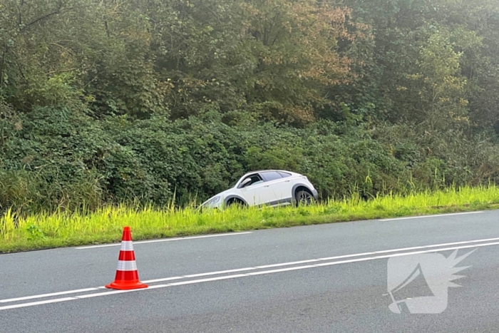 Gewonde nadat auto uit bocht vliegt en in sloot belandt