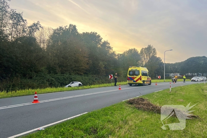 Gewonde nadat auto uit bocht vliegt en in sloot belandt