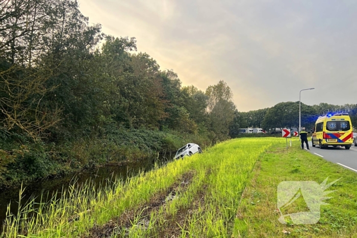 Gewonde nadat auto uit bocht vliegt en in sloot belandt