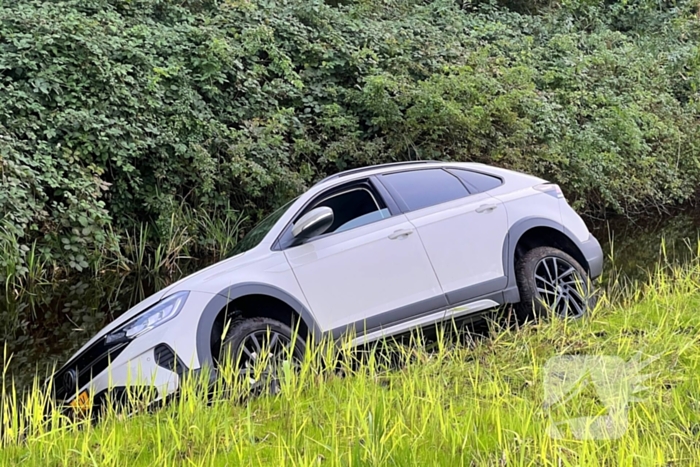 Gewonde nadat auto uit bocht vliegt en in sloot belandt