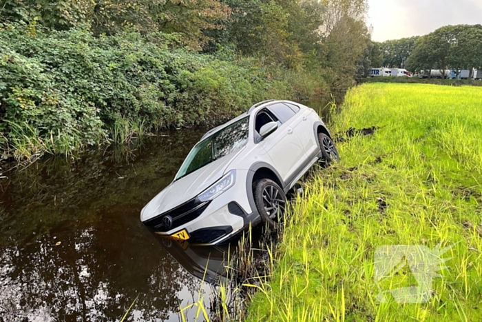 Gewonde nadat auto uit bocht vliegt en in sloot belandt