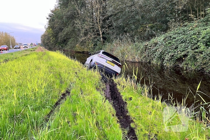 Gewonde nadat auto uit bocht vliegt en in sloot belandt