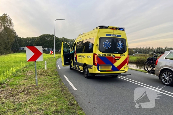 Gewonde nadat auto uit bocht vliegt en in sloot belandt