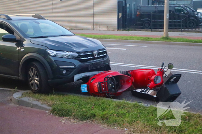 Brommerrijder geschept door afslaande automobilist