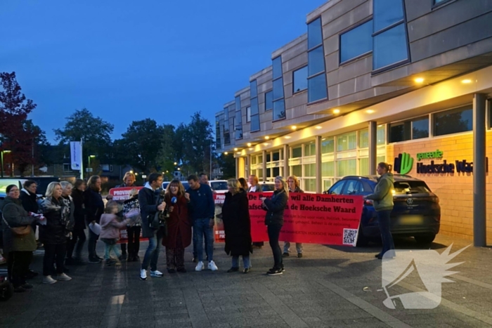 Protest bij gemeentehuis tegen afschieten damherten