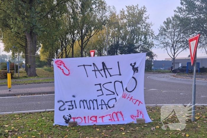 Protest bij gemeentehuis tegen afschieten damherten