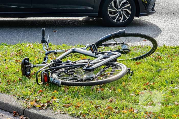 Fietser en bestelbus botsen op rotonde