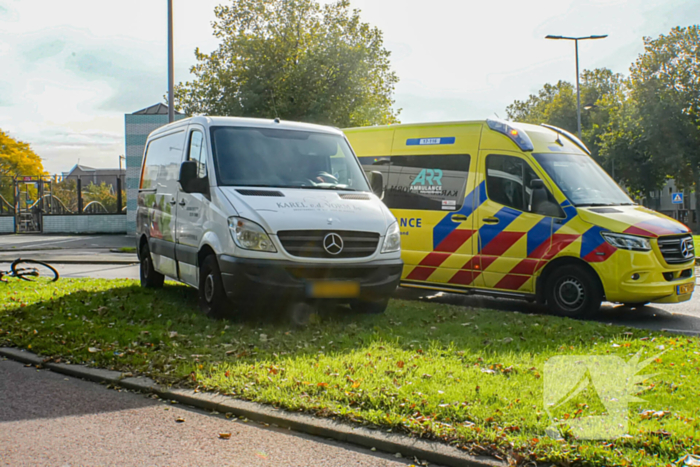 Fietser en bestelbus botsen op rotonde