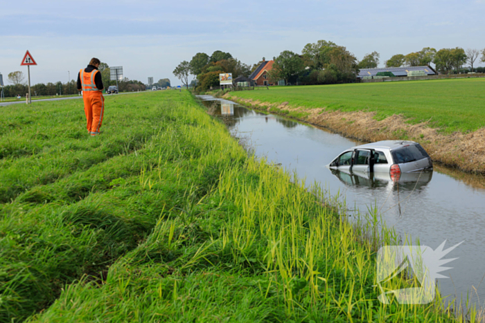 Veel hulpdiensten ingezet voor te water geraakt voertuig