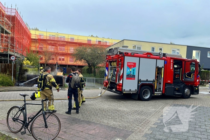 Brandweer blust brandende bank