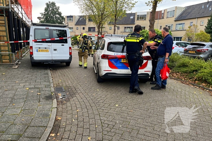 Brandweer blust brandende bank