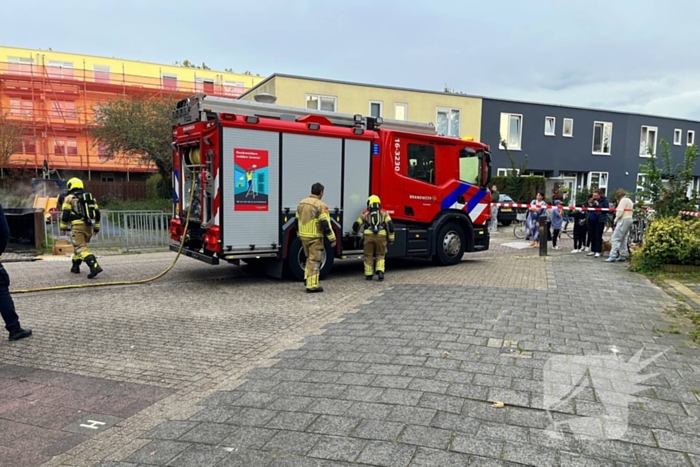 Brandweer blust brandende bank