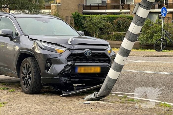 Man zonder rijbewijs rijdt lantaarnpaal krom