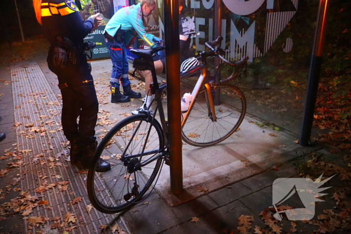 Wielrenner en auto komen met elkaar in botsing