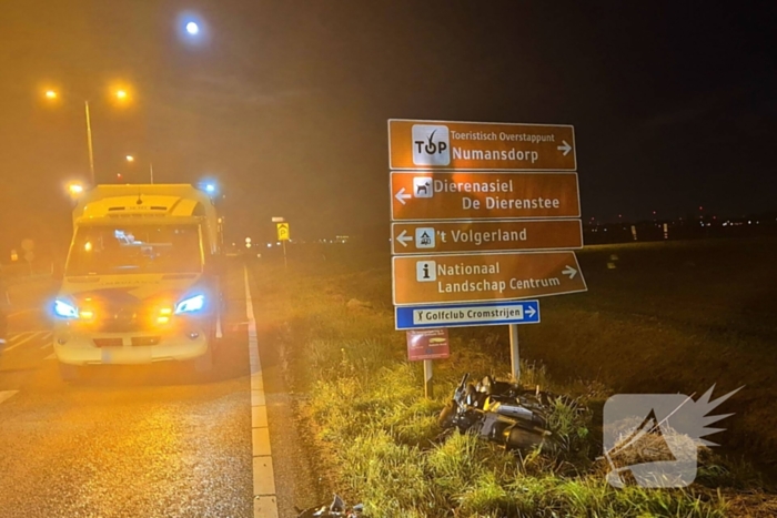 Motorrijder ten val na inhaalmanoeuvre