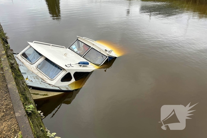 Man verdwijnt na motorpech, boot zinkt gedeeltelijk