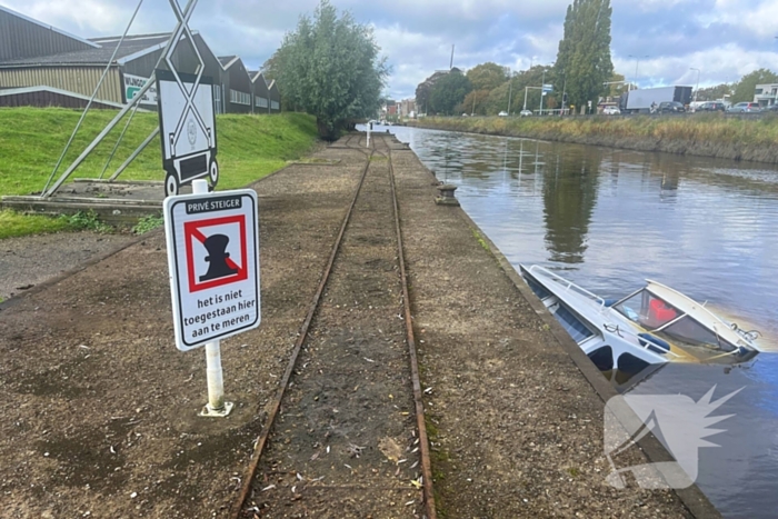 Man verdwijnt na motorpech, boot zinkt gedeeltelijk