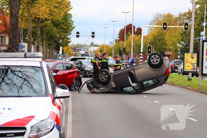 Automobilist klapt op geparkeerde auto en komt op de kop terecht