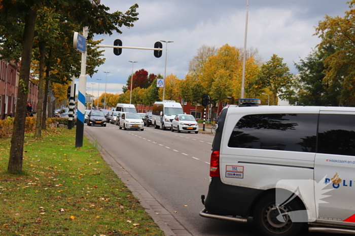 Automobilist klapt op geparkeerde auto en komt op de kop terecht