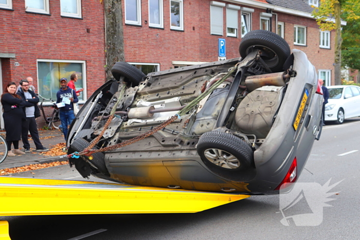 Automobilist klapt op geparkeerde auto en komt op de kop terecht