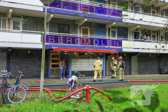 Brand in flatwoning snel onder controle