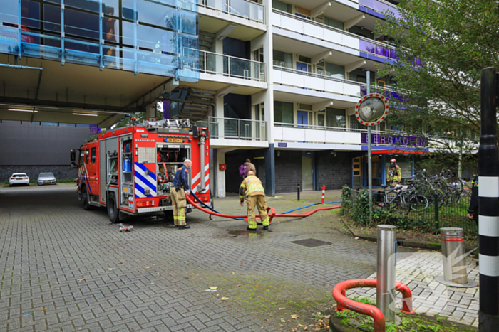 Brand in flatwoning snel onder controle