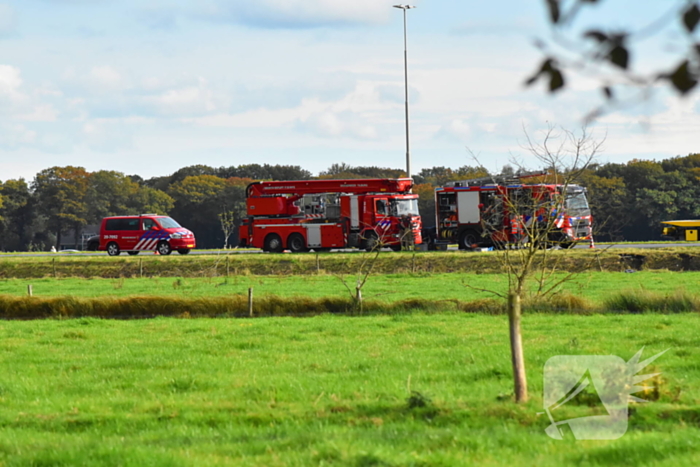 Auto belandt ondersteboven in droge sloot